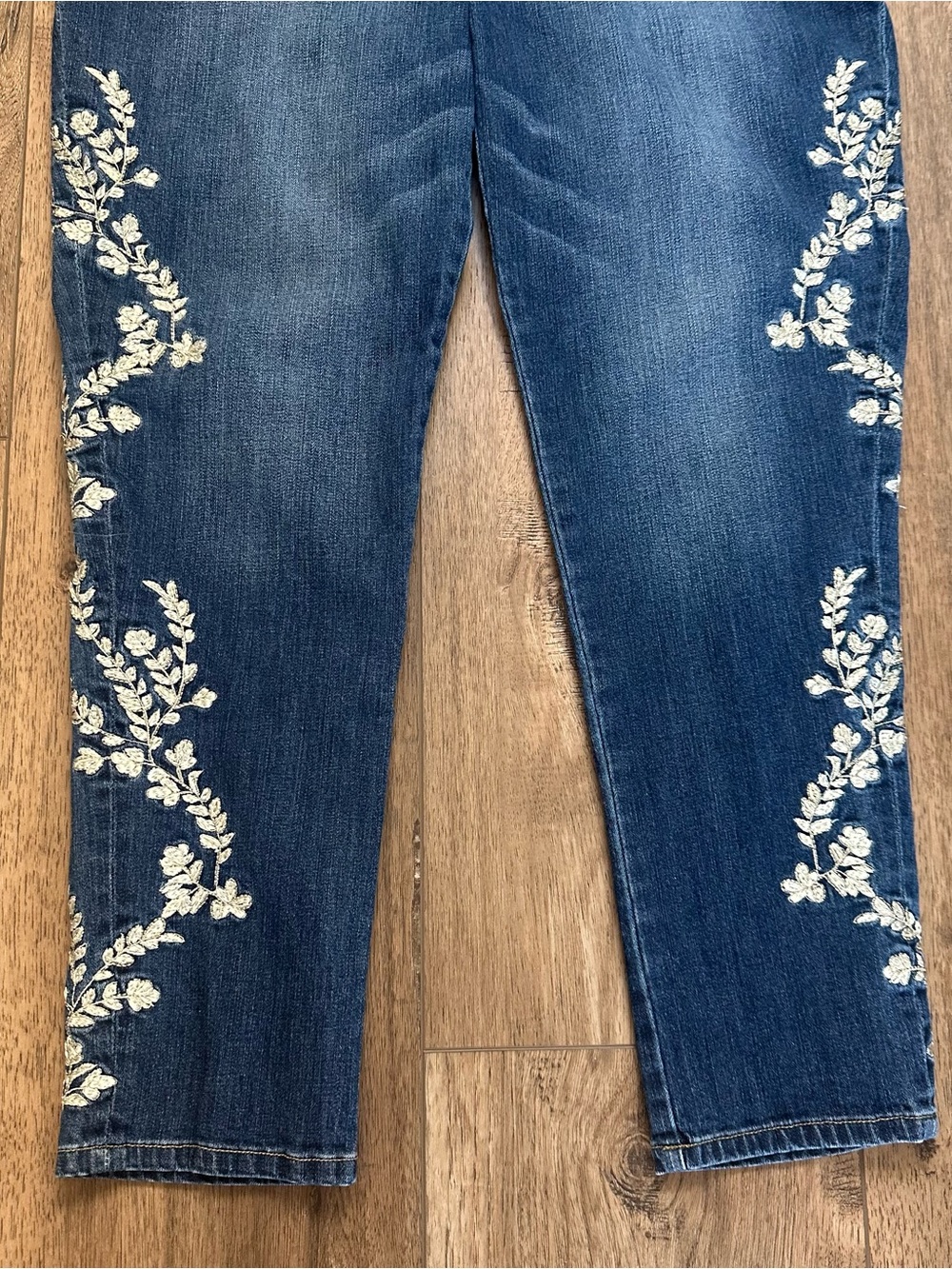 24/7 Women’s Embroidered Denim Jeans, Floral, Plus Size, Appliqué, Size 16W - Picture 3 of 13